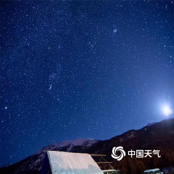 远离城市,新疆阿勒泰冬天的夜空妙不可言,星星像宝石镶嵌在天空中.