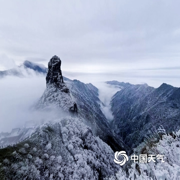 中国天气网讯 12月14日,受强冷空气影响,贵州梵净山景区出现小雪天气