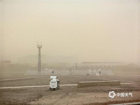 青海茫崖遭遇沙尘天气 最小能见度仅百余米
