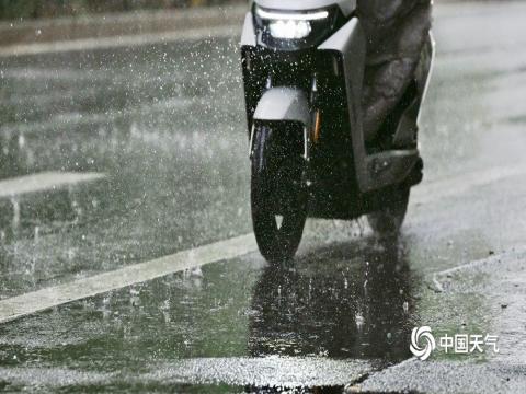 北京降雨持续 部分低洼地带出现积水