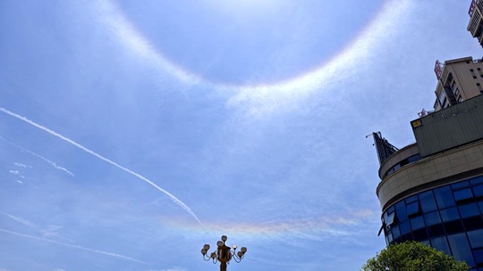 广西桂林上空日晕与环地平弧同框 惊喜加倍